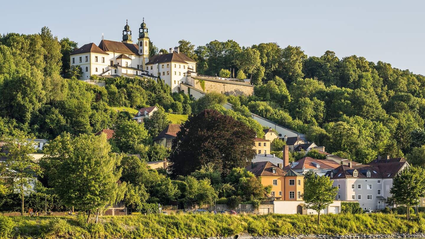 Bild der Wallfahrtskirche Maria Hilf in Passau an der Donau bei gutem Wetter | © Gettyimages.com/zwawol