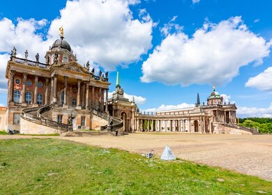 Seitliche Untersicht des Baugewerbes der Universitaet Potsdam  mit blauem Himmel | © Gettyimages.com/Vladislav Zolotov