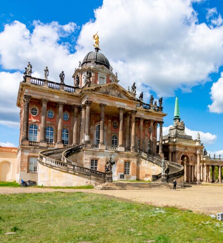 Seitliche Untersicht des Baugewerbes der Universitaet Potsdam  mit blauem Himmel | © Gettyimages.com/Vladislav Zolotov