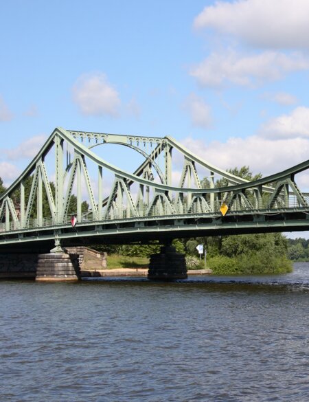 Die Glienicker Bruecke in Potsdam bei Tag | © Gettyimages.com/typo-graphics