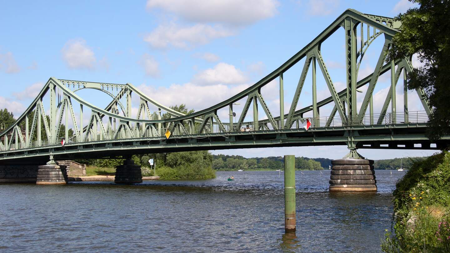 Die Glienicker Bruecke in Potsdam bei Tag | © Gettyimages.com/typo-graphics