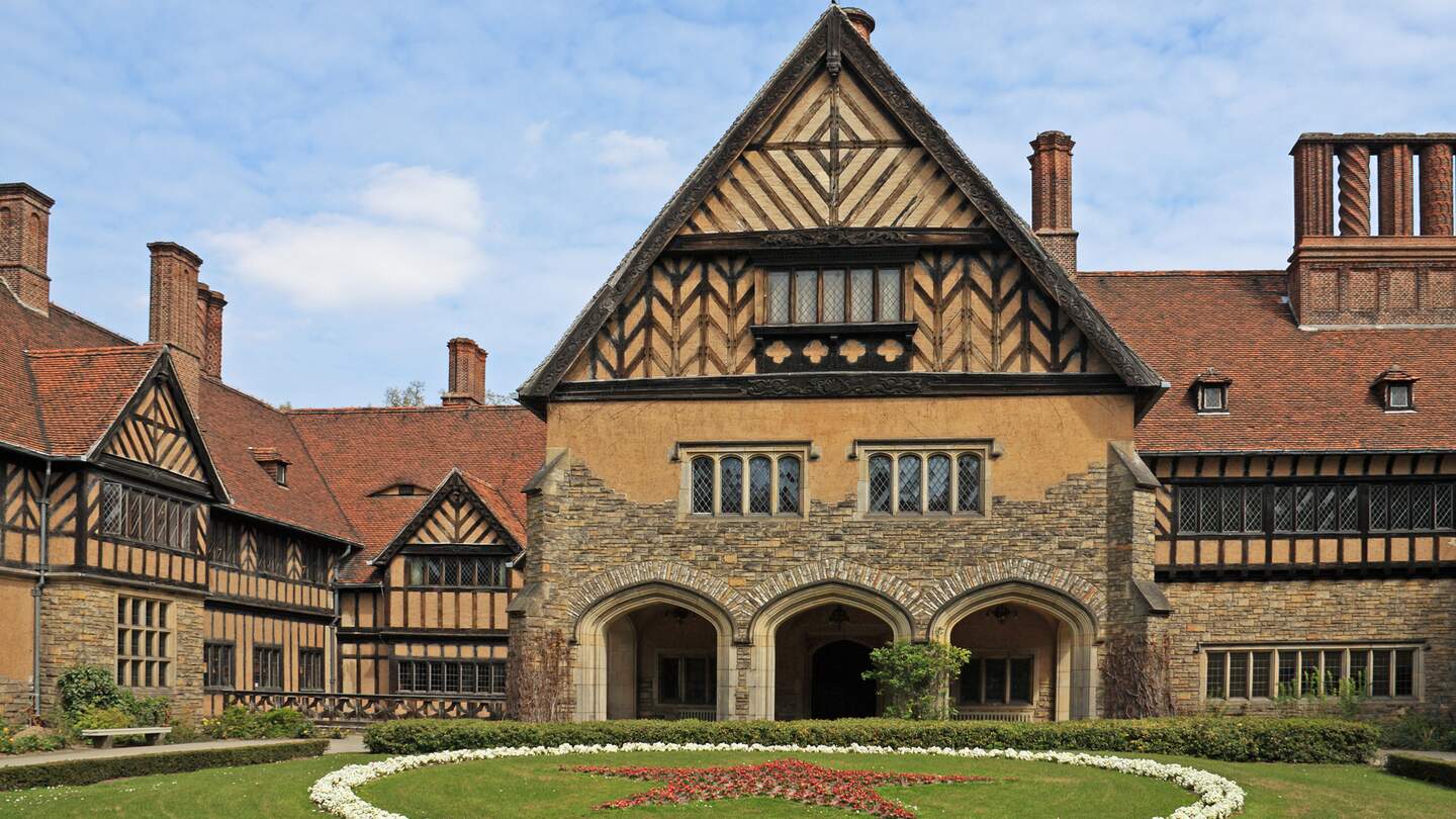 Der Cecilienhof in Potsdam an einem schoenen Tag | © Gettyimages.com/senorcampesino