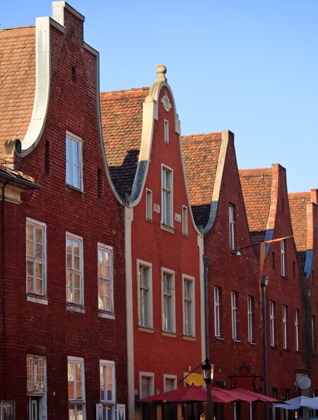 Haeuser in eine Reihe, hollaendische Viertel, Potsdam | © Gettyimages.com/WEKWEK