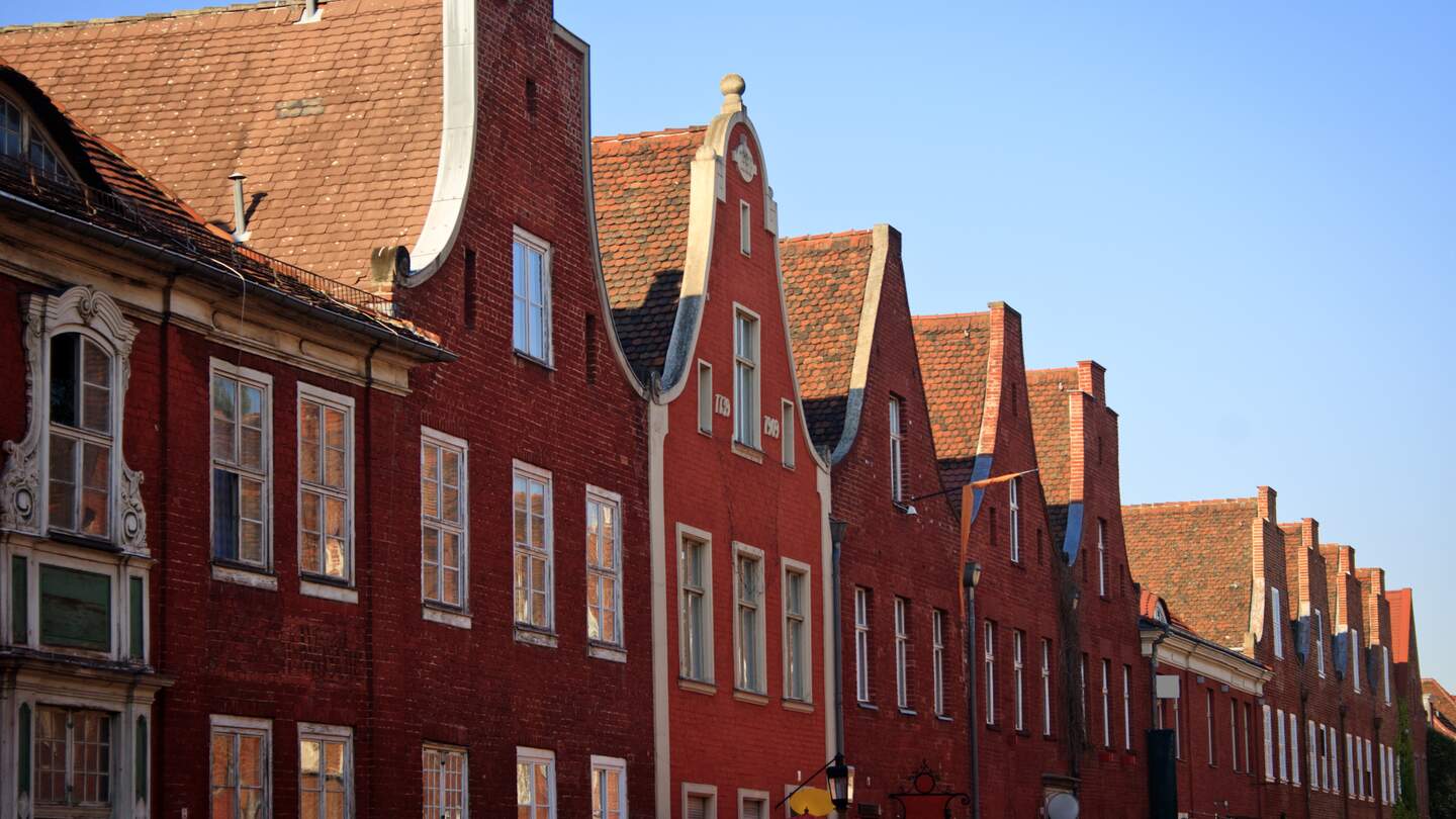Haeuser in eine Reihe, hollaendische Viertel, Potsdam | © Gettyimages.com/WEKWEK