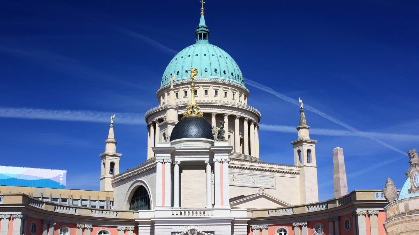 Nikolaikirche und Parlament. Potsdam | © Gettyimages.com/Elena Krivorotova