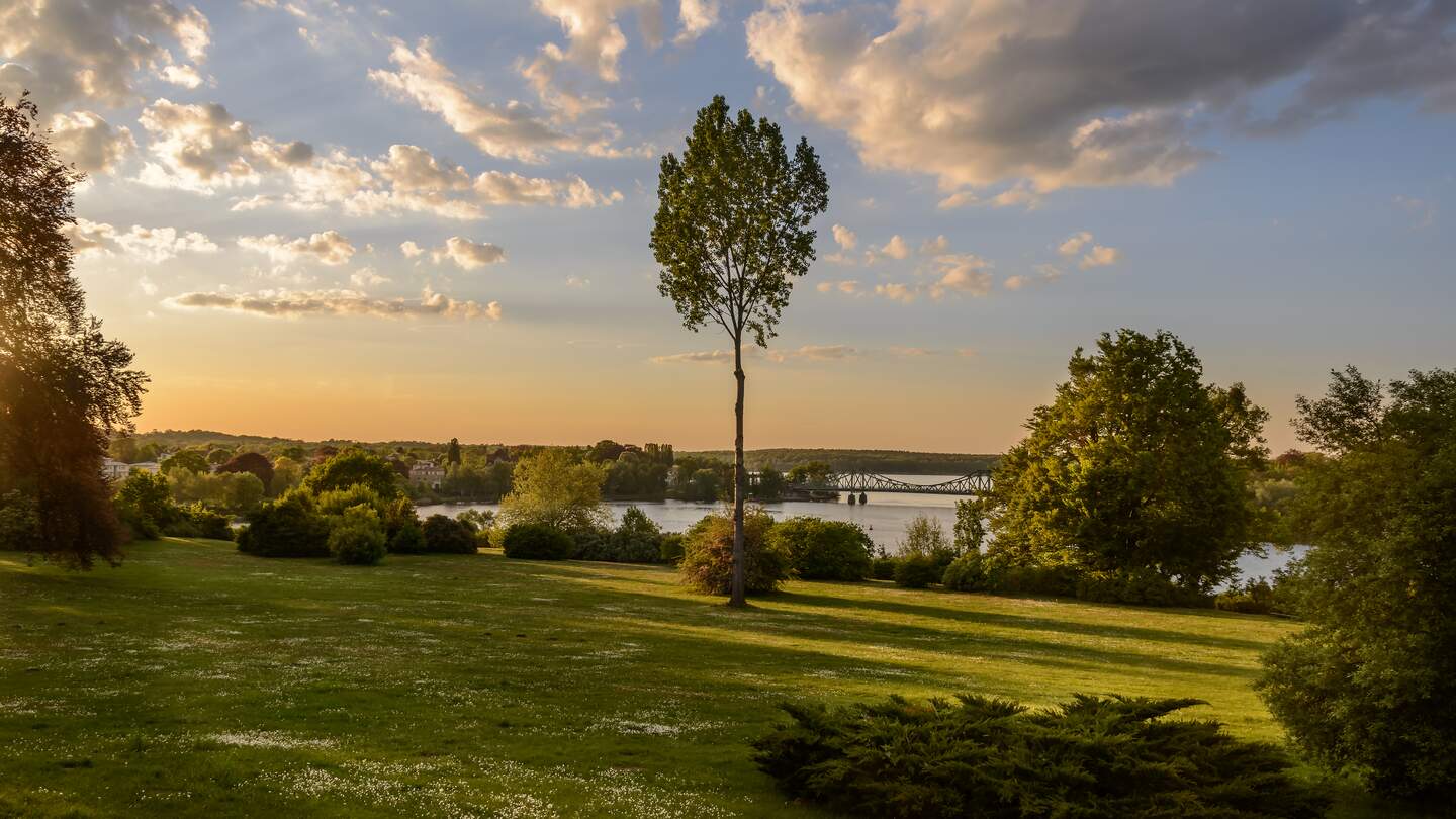 Sonnenuntergang am Schlosspark Potsdam-Babelsberg | © Gettyimages.com/ebenart