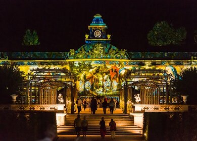 ein angestrahltes Schloss mit Lichtshow | © Michael Clemens