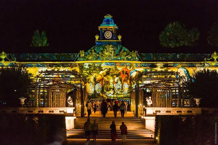 ein angestrahltes Schloss mit Lichtshow | © Michael Clemens