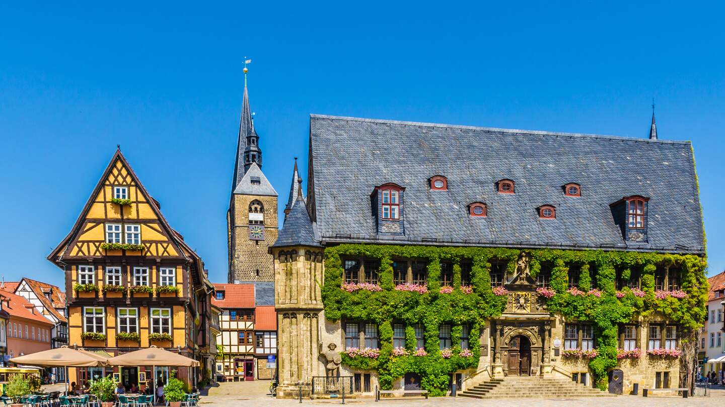 Marktplatz mit Rathaus, Fachwerkhaus und Marktkirche in Quedlinburg im Sommer | © Gettyimages.com/A-Tom