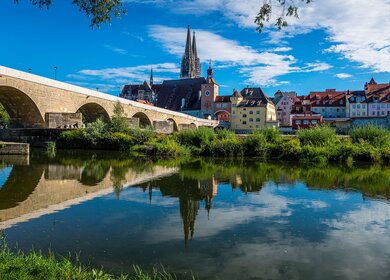 Blick auf die alte Steinbruecke ueber der Donau und die Altstadt von Regensburg | © Gettyimages.com/no_limit_pictures