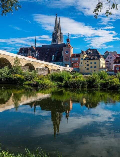 Blick auf die alte Steinbruecke ueber der Donau und die Altstadt von Regensburg | © Gettyimages.com/no_limit_pictures