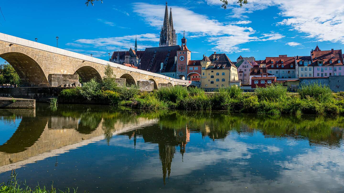 Blick auf die alte Steinbruecke ueber der Donau und die Altstadt von Regensburg | © Gettyimages.com/no_limit_pictures