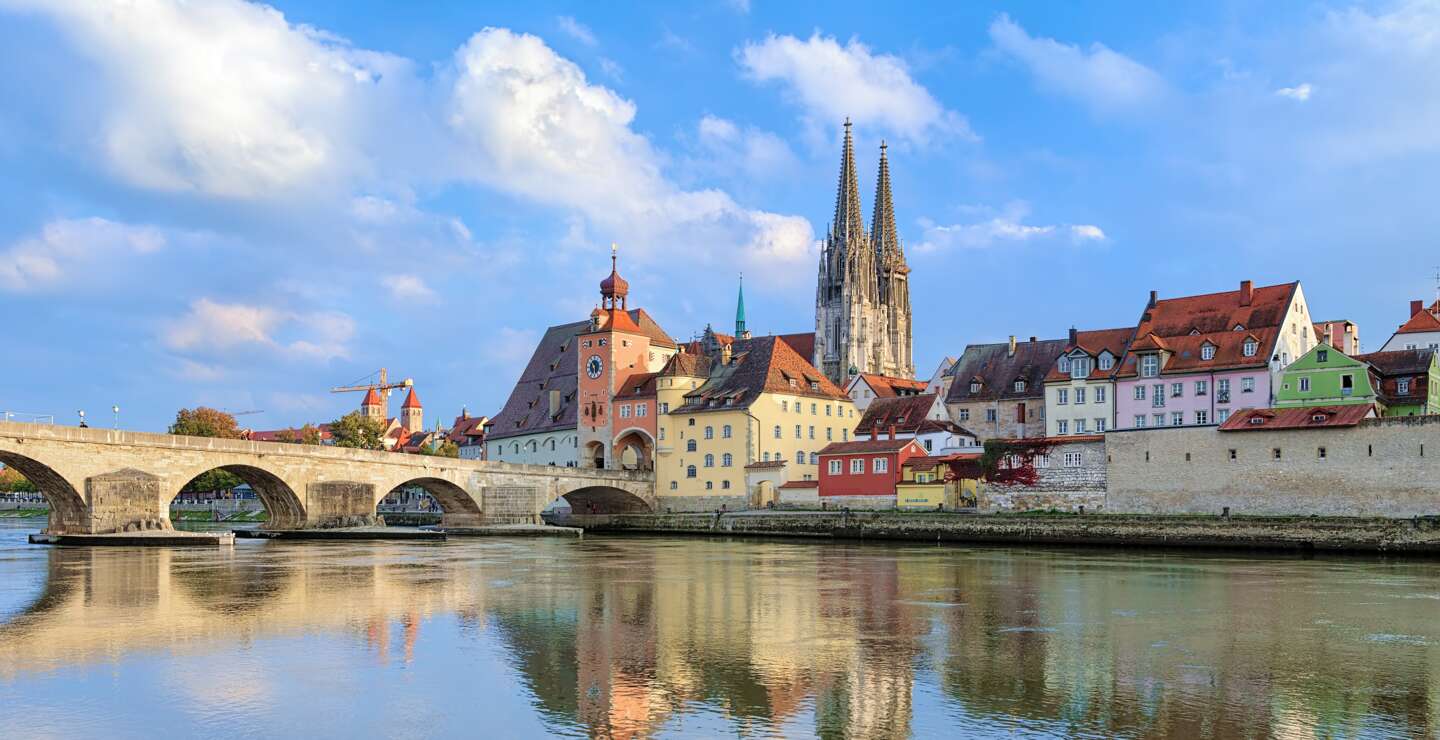 Blick von der Donau auf den Regensburger Dom und die Steinerne Bruecke in Regensburg, | © Gettyimage/klug-photo