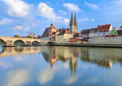 Blick von der Donau auf den Regensburger Dom und die Steinerne Bruecke in Regensburg, | © Gettyimage/klug-photo