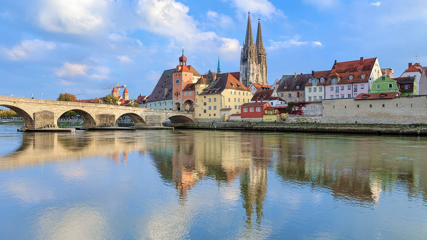 Blick von der Donau auf den Regensburger Dom und die Steinerne Bruecke in Regensburg, | © Gettyimage/klug-photo