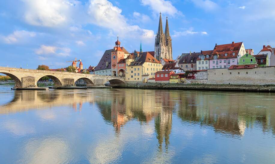 Blick von der Donau auf den Regensburger Dom und die Steinerne Bruecke in Regensburg, | © Gettyimage/klug-photo