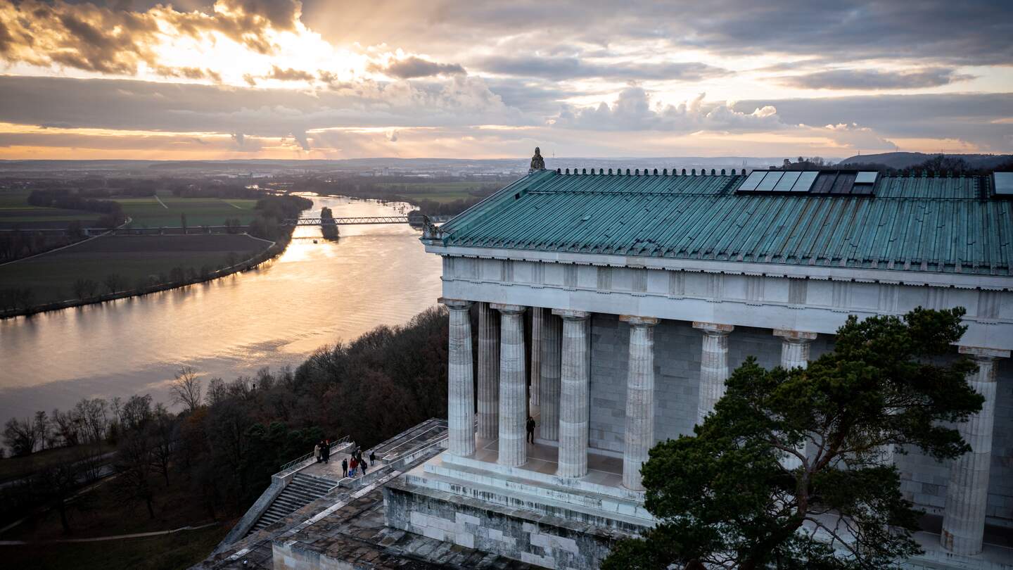 Szenische Aufnahme des Walhalla-Denkmals in Regensburg und der Donau bei Sonnenuntergang | © Gettyimages.com/Wirestock
