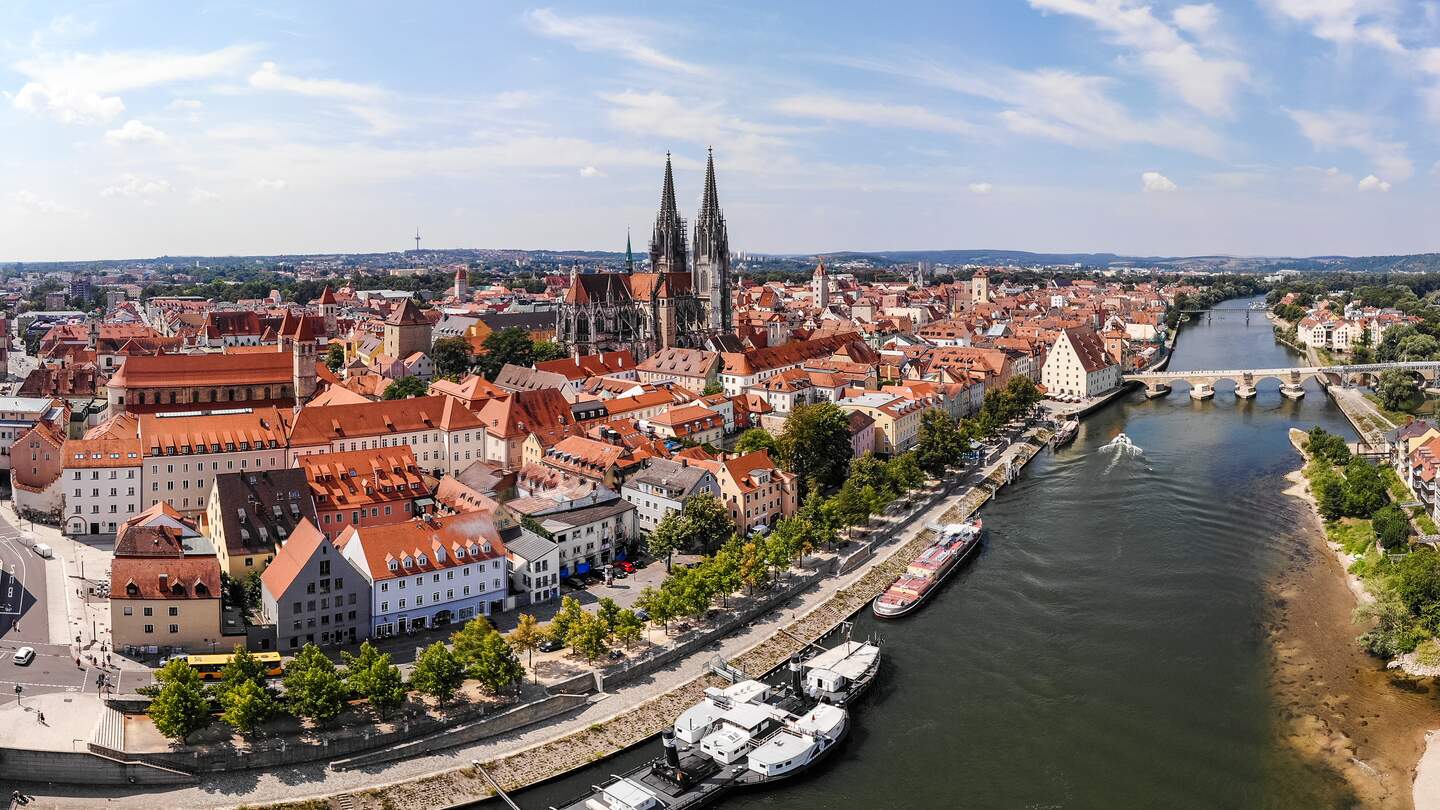 Architektur, Regensburger Dom und die steinerne Brücke in Regensburg an der Donau | © Gettyimages.com/DERO2084
