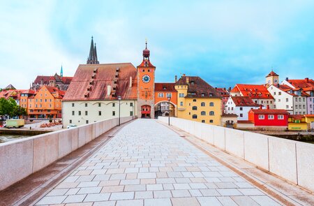 Steinerne Bruecke und altes Stadttor mit Brueckenturm in der Altstadt von Regensburg  | © Gettyimages.com/saiko3p