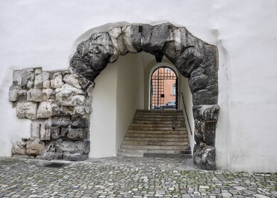 Frontalansicht der aus Steingeformten roemischen Porta Praetoria in Regensburg  | © Gettyimages.com/KamilloK