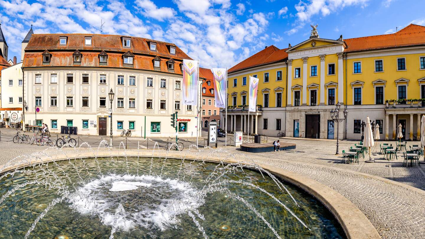 Historische Gebaeude auf dem Bismarckpatz in der beruehmten Altstadt von Regensburg | © Gettyimages.com/FooTToo