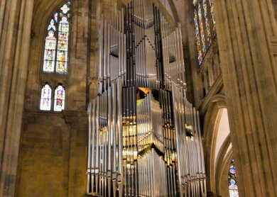 Innenraum des Regensburger Doms im gotischen Stil mit Blick auf die grosse freihaengende Orgel | © Gettyimages.com/DeniseSerra
