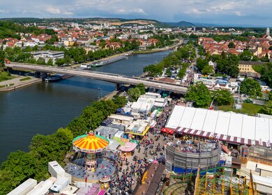 Regensburg eine gut erhaltene mittelalterliche Stadt mit Blick auf das Volksfest Regensburger Dulten | © Gettyimages.com/Helmut Feil