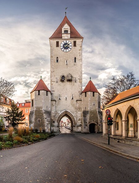 Frontale Sicht auf das Ostentor in Regensburg im Herbst | © Gettyimages.com/Thomas Rieger