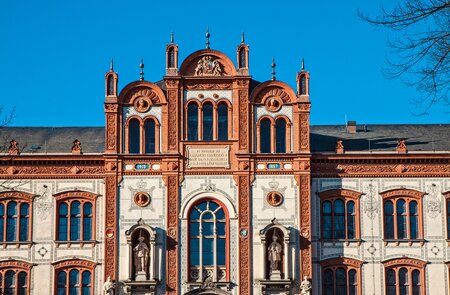 Blick auf die Fassade der Universitaet der Stadt Rostock | © Gettyimages.com/RicoK69