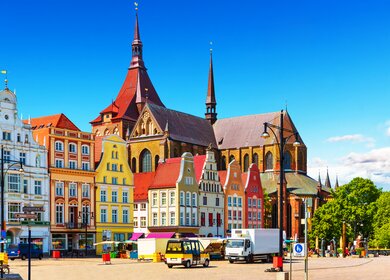Bunte Haeuser im Stadtzentrum von Rostock | © Gettyimages.com/scanrail