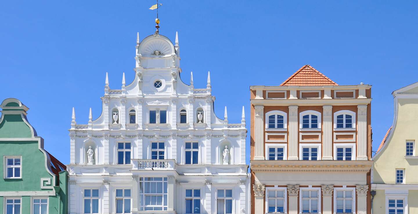 Fassaden typischer Hansehaeuser in Rostock | © Gettyimages.com/kama71