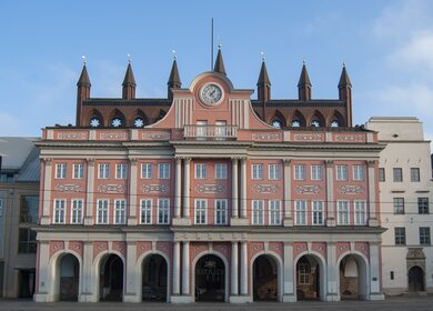 Blick auf das Rathaus in Rostock | © Gettyimages.com/Rob Atherton