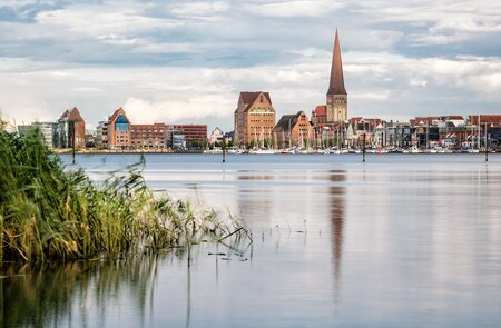 Blick auf Rostock über das Wasser bei Tag | © Gettyimages.com/RicoK69