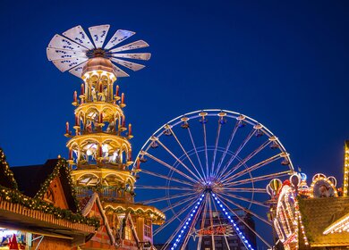 Der Weihnachtsmarkt in Rostock am Abend | © Gettyimages.com/RicoK69