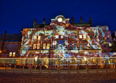 Schoene Projektion auf das Rathaus Rostock bei Nacht zur Lichterwoche in Rostock | © Gettyimages.com/Wirestock