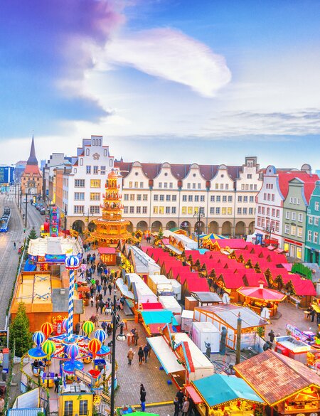Erhoehter Blick ueber den Rostock Weihnachtsmarkt am Alten Markt und Rathaus | © Gettyimages.com/Juergen Sack