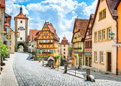 Historische Altstadt von Rothenburg ob der Tauber mit bunten Häusern in der Rödergasse | © Gettyimages.com/JR Photography