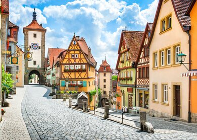 Historische Altstadt von Rothenburg ob der Tauber mit bunten Häusern in der Rödergasse | © Gettyimages.com/JR Photography