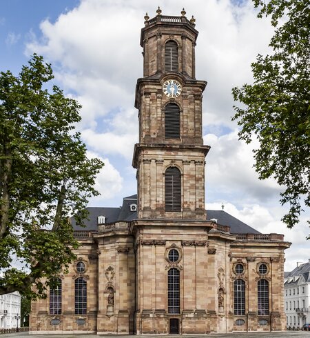 Ludwigskirche in Saarbruecken bei gutem Wetter mit gruenen Baeumen | © Gettyimages.com/magann