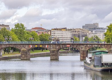 Fronale Ansicht der alten Brücke von Saarbruecken mit bewoelktem Himmel | © Gettyimages.com/prill