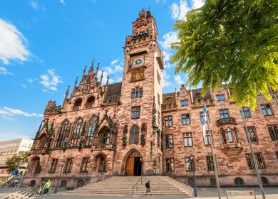 Leichte Untersicht auf das Rathausgebaeude in Saarbruecken bei strahlendem Sonnenschein | © Gettyimages.com/frantic00