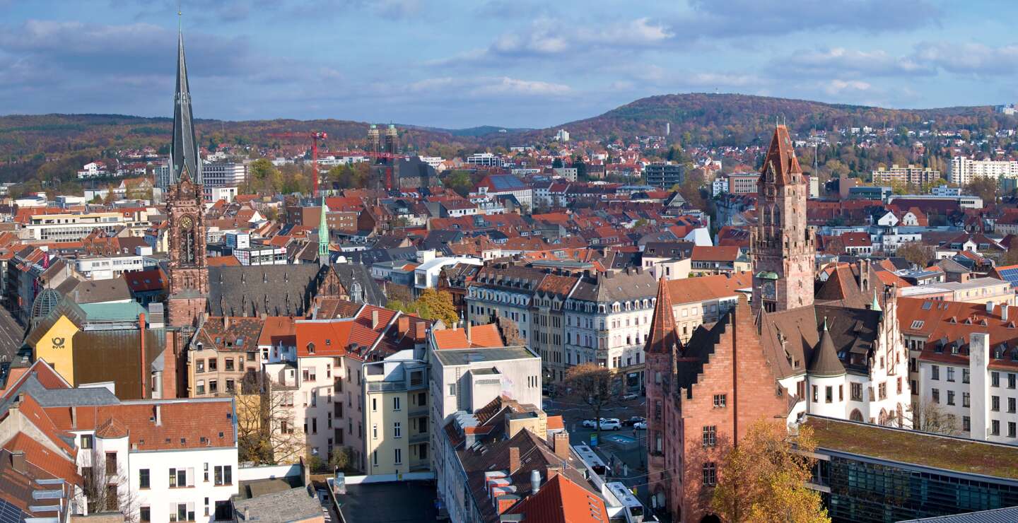 Stadtansicht Saarbruecken, Panorama von oben mit historischem Rathaus und Johanneskirche  | © Gettyimages.com/Gugu Mannschatz