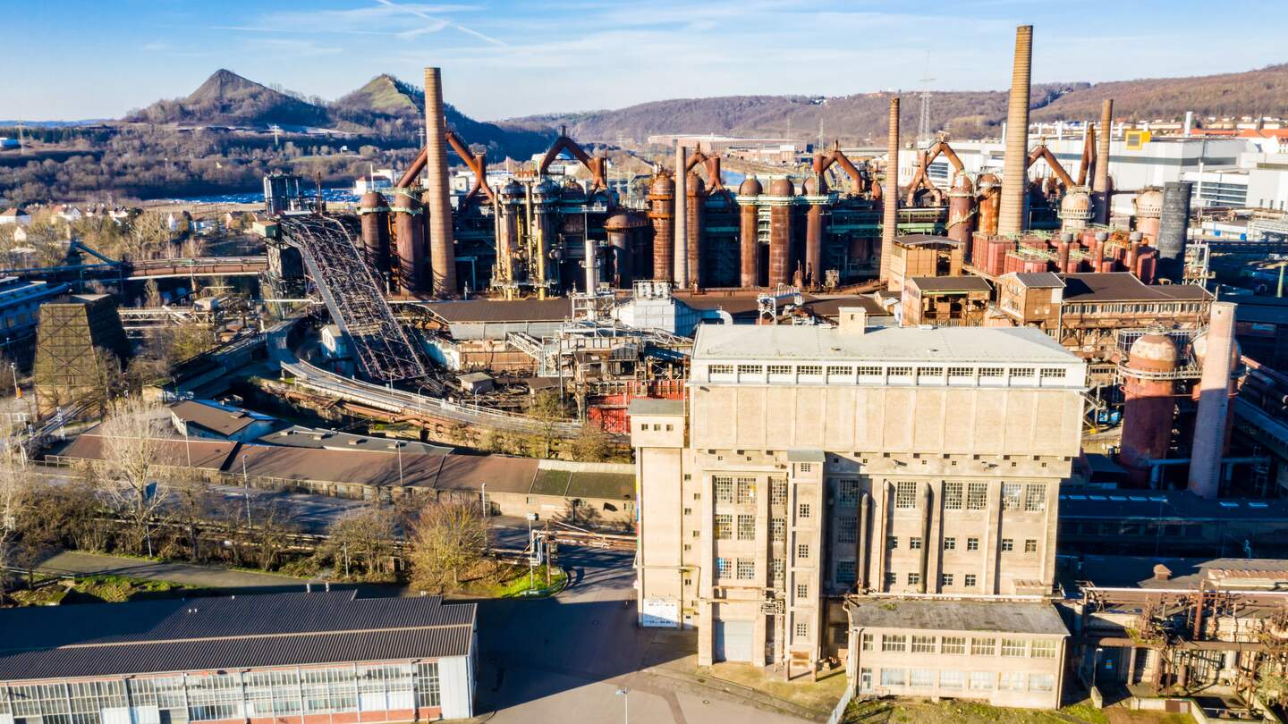 Blick auf das Voelklinger Huette Museum, ein UNESCO-Weltkulturerbe in der Stadt Volklingen im Landkreis Saarbruecken | © Gettyimages.com/Dmitry Malov