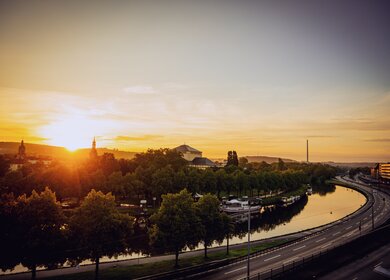 Saar in Saarbruecken mit vorbeifahrenden Autos und Sonnenuntergang | © Gettyimages.com/Wirestock