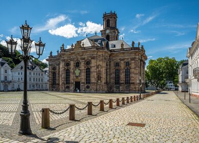 Schoene seitliche Aufnahme der historischen Ludwigskirche in Alt-Saarbruecken | © Gettyimages.com/Wirestock
