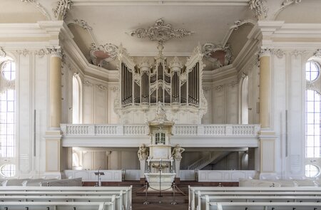 Im Inneren der Ludwigskirche in Saarbruecken mit seiner barocken Pracht, kunstvollen Stuckverzierungen, praechtigen Deckengemaelden und der imposanten Orgel. | © Gettyimages.com/travelview