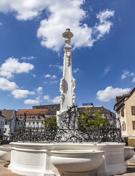 Beruehmter weisser Glockenspielbrunnen am St. Johanner Markt in Saarbrücken bei gutem Wetter | © Gettyimages.com/travelview