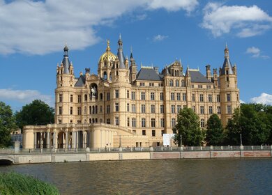 Blick auf das Schloss von Schwerin von Außen | © Gettyimages.com/hbbolten