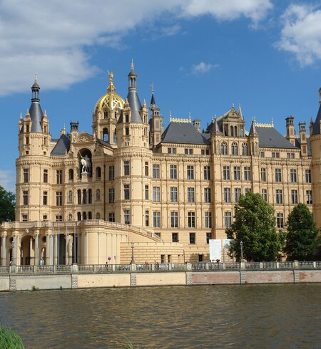 Blick auf das Schloss von Schwerin von Außen | © Gettyimages.com/hbbolten