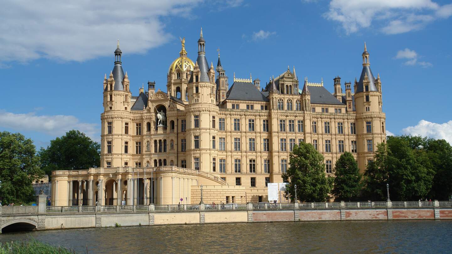 Blick auf das Schloss von Schwerin von Außen | © Gettyimages.com/hbbolten